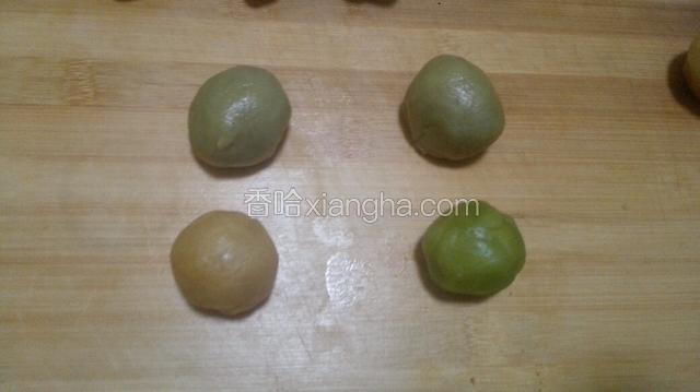 皮分成每个25克，陷也分成每个25克，陷料随自己口味，我分别用的抹茶口味的，凤梨口味的！