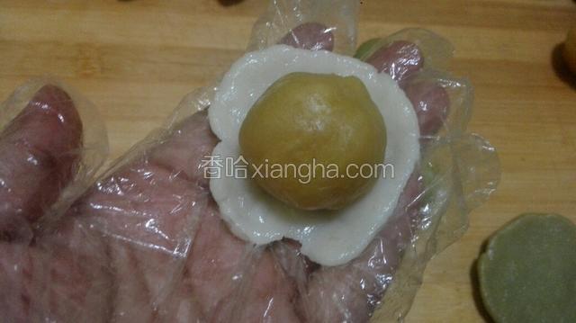 将皮摁成圆片，包入陷料！（不好意思抹茶的皮包陷这一步忘记拍了，包法是一样的）