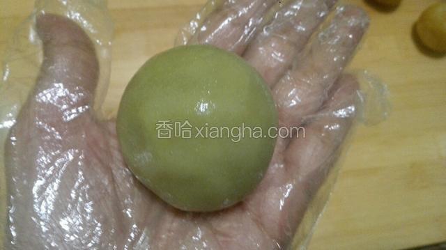 用手的虎口慢慢向上推，收口团圆！
