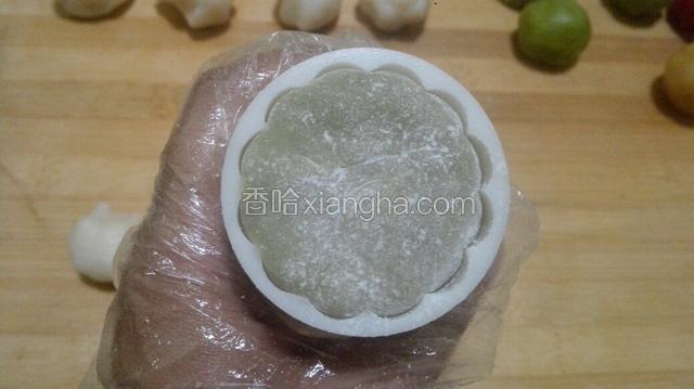 沾一些手粉，放入50克模具摁实，其实不放手粉也不沾的，还是备一点吧，以防万一！（手粉就是取一点糯米粉放入微波炉高火两分钟，熟了就是手粉了，防沾的）