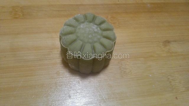稍微用点力推出！冰皮月饼就做好了！（冰箱冷藏几个小时口感更加）