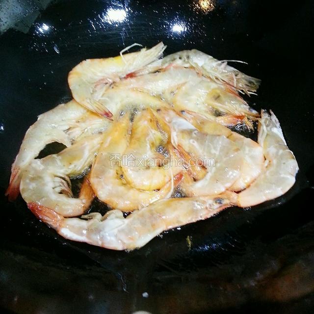 油锅烧热后倒入腌制好的虾