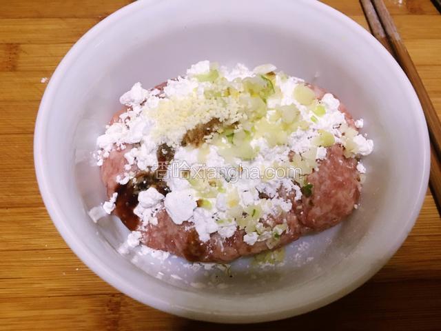 肉糜中加入蚝油香油，淀粉，葱姜碎，盐，鸡精顺同一个方向搅拌均匀