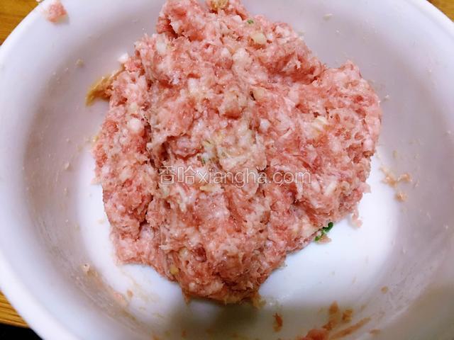 肉糜搅拌好腌一下