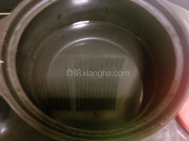锅内放入适量清水煮沸