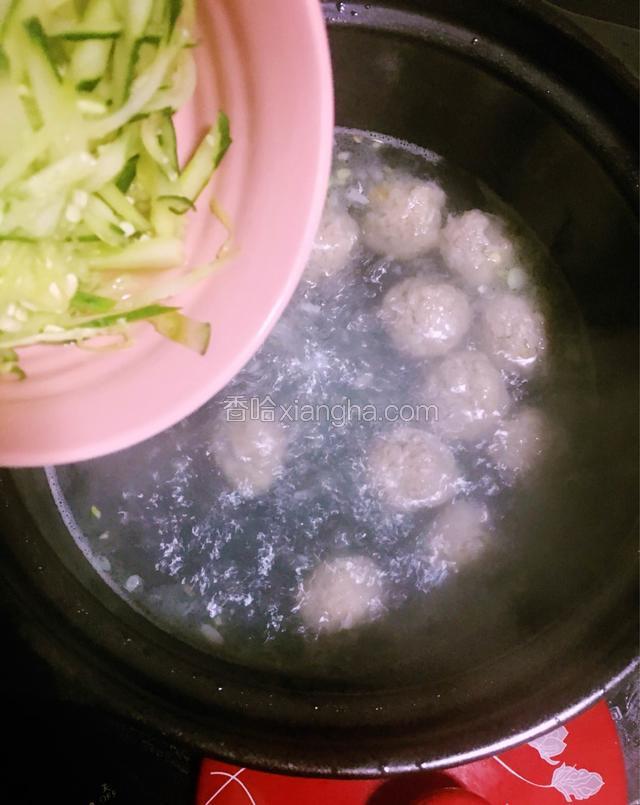 待肉丸全部浮起后加入黄瓜丝煮片刻关火