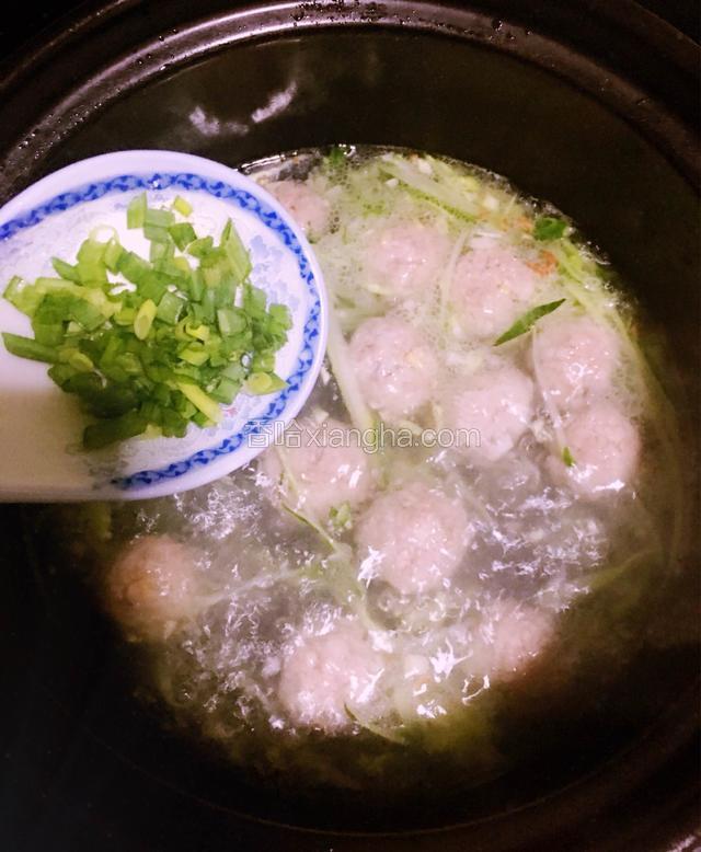 加入盐和鸡精，葱花调味