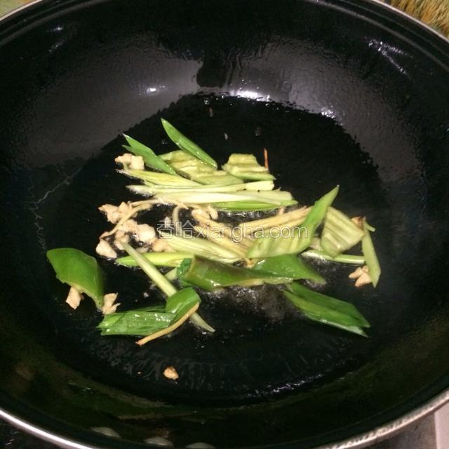 锅热油，爆香姜蒜末，放入青椒，炒断生。有人喜欢青椒不软的，就少炒一会，有的就喜欢软的青椒。那就多炒一会。