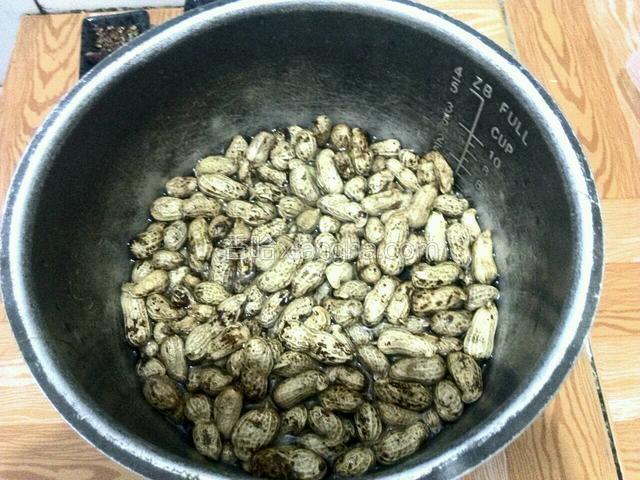 洗净的花生放入锅中，放入清水。