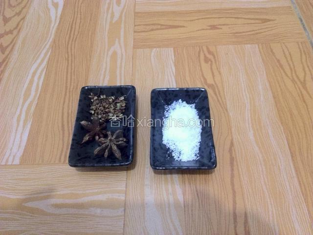 准备花椒粒，八角，食用盐。