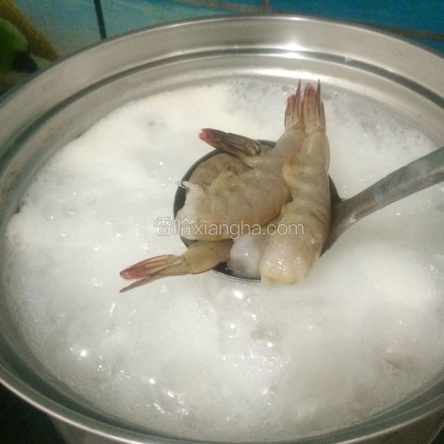 待粥熬好这时候将处理好的虾加入粥内。