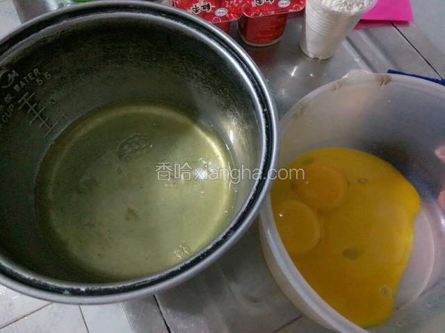 蛋白和蛋黄分出放到两个没有水和油的容器，