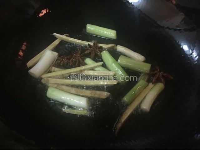 热锅冷油，油热加入葱段，姜丝，花椒八角炒香