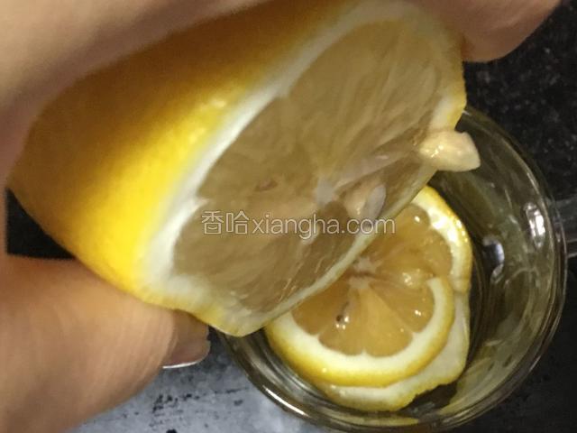 挤一些柠檬汁，泡一会儿