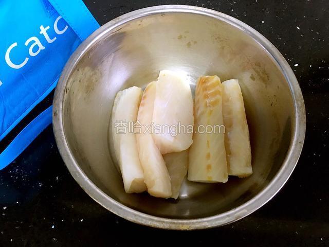 鳕鱼洗净控水备用。