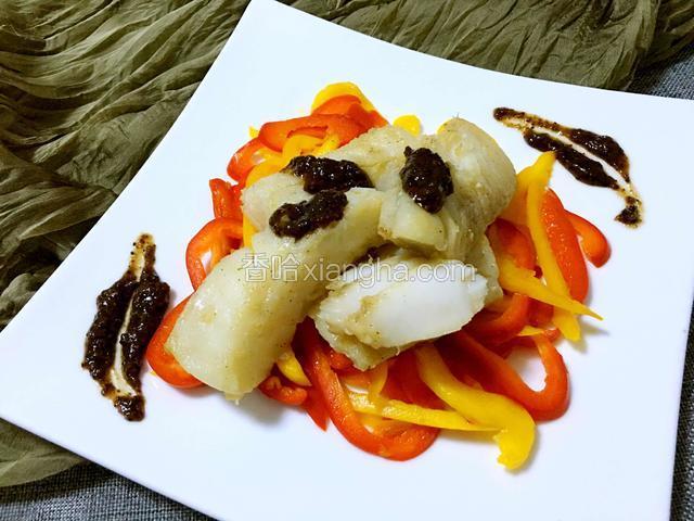 把彩椒放入盘中，再把鳕鱼块摆在上面即可食用。