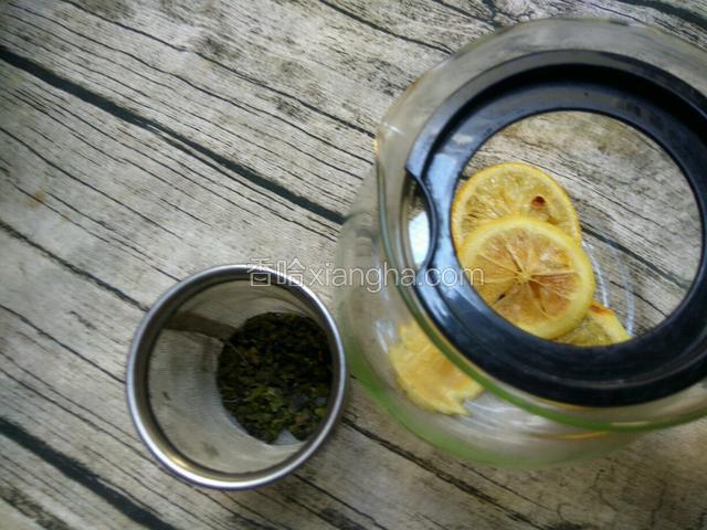 找一个泡茶的容器，把茶叶和柠檬片分开放放（如图中）