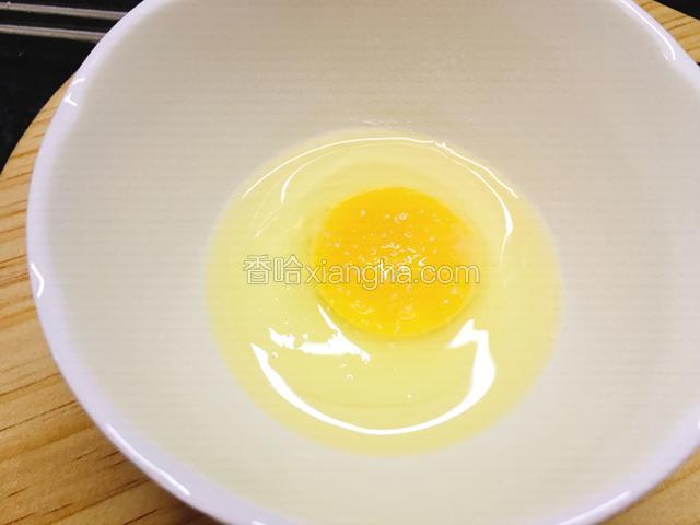 炒蛋做法：鸡蛋倒入碗中，加盐打散。