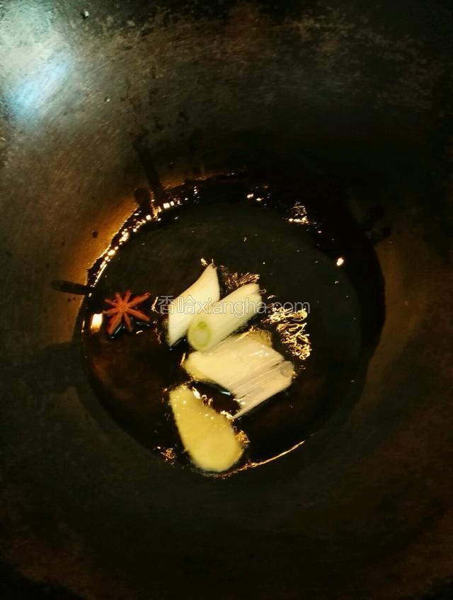 锅内放入留少许底油，放入葱，姜，大料炒香