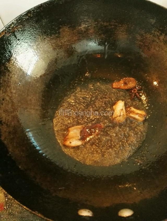 烹入料酒，倒少许红烧酱油，生抽