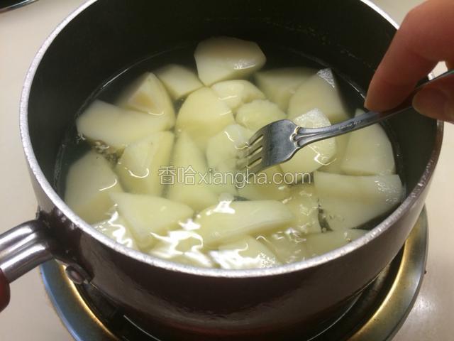 入水中煮熟，直至用餐叉可以轻松插入；