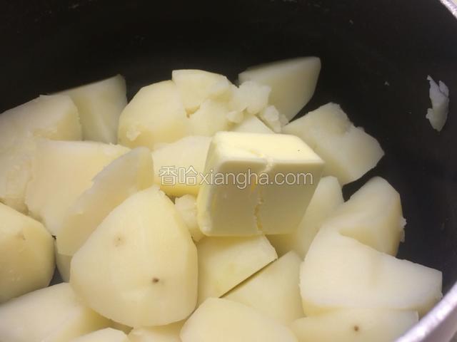 趁热加入黄油；
