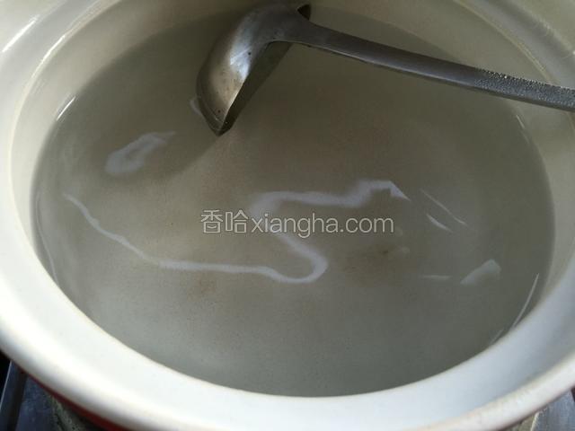 砂锅里倒入开水，开火。