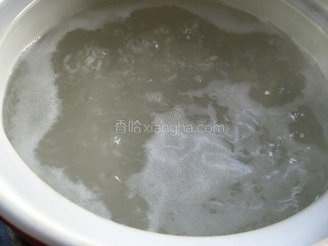 中火熬煮，期间不用盖锅盖，容易溢锅，要不停的搅拌，防止粘锅。