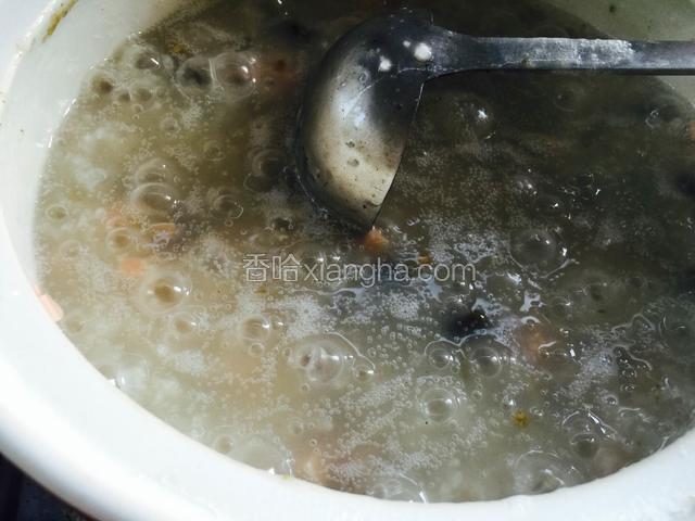 粥已经很粘稠了，就可以关火了。