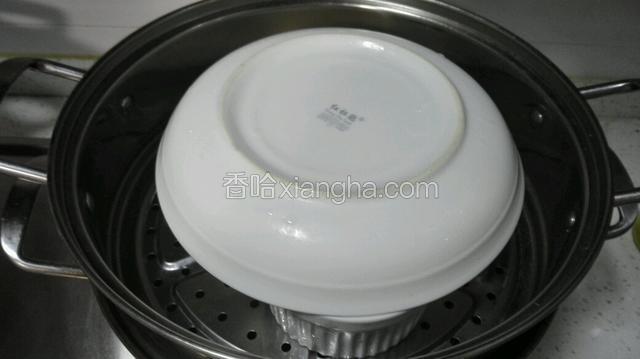 盖上盖子再盖锅盖小火蒸5分钟后关火再闷2分钟。（加盖是避免水蒸气滴落使表面不平整）
