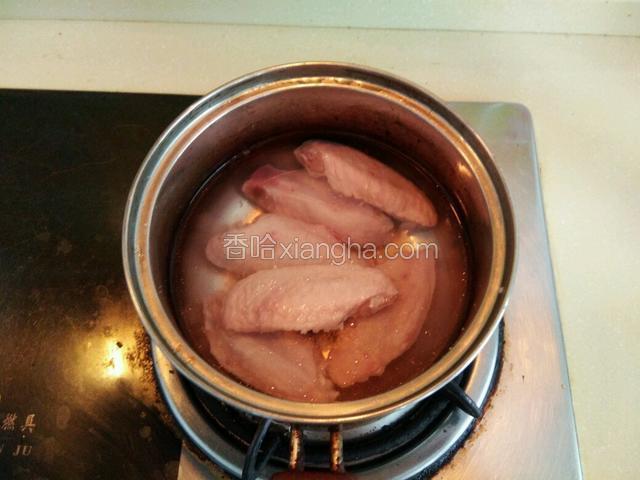 将鸡翅放锅里加水给料酒焯水，水开片刻就行了