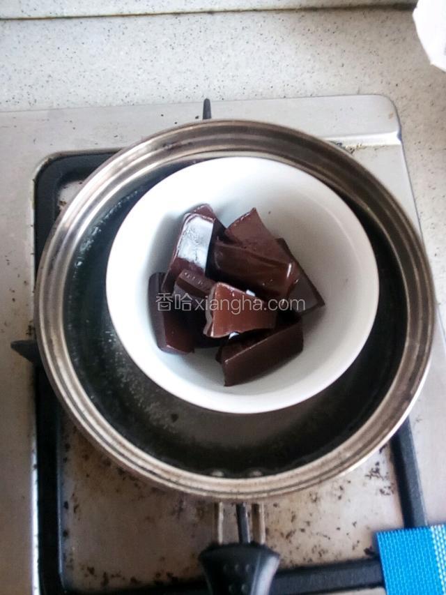
将100克巧克力隔水融化