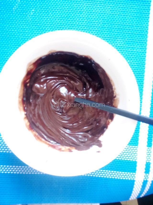 待水沸腾离水，用筷子搅打至柔滑状态
