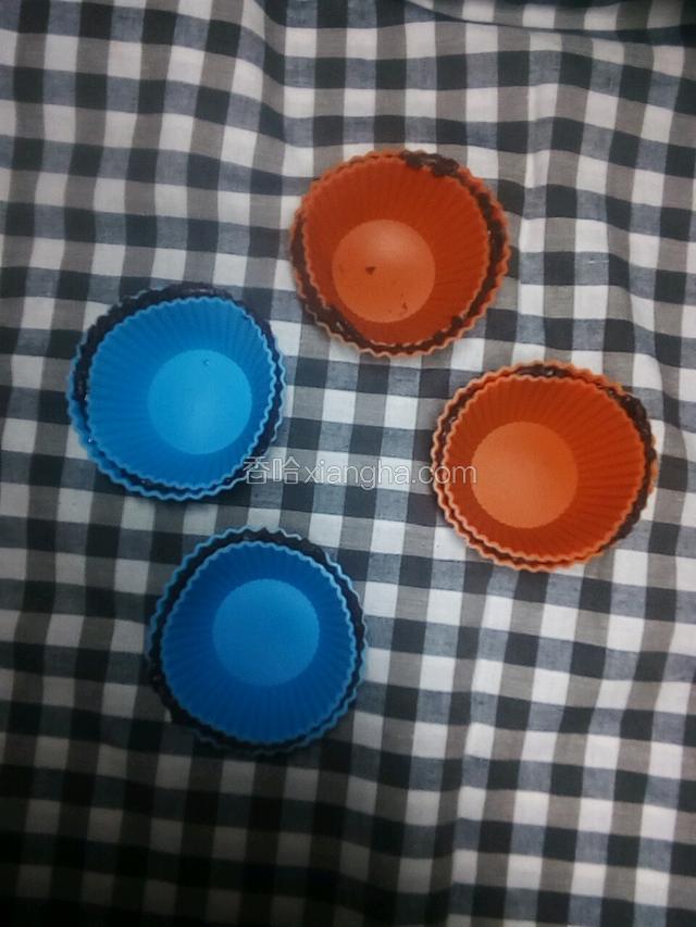 随后放入大号硅胶果冻模具中，然后轻轻放上小好的硅胶果冻模具中，轻轻压均匀