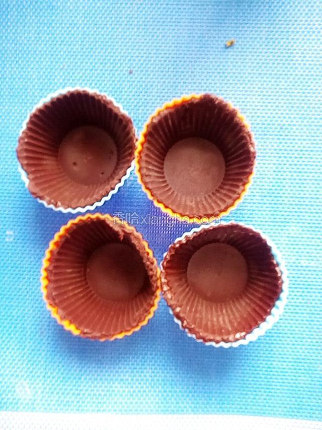 然后冰箱冷冻4小时，随后脱出上面的硅胶果冻模