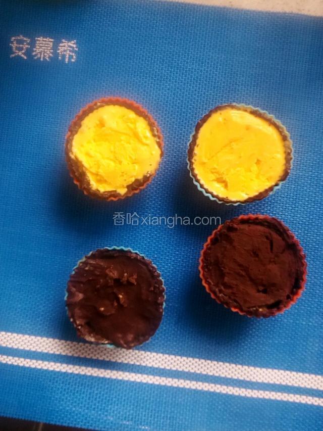 继续冷冻4小时，将巧克力隔水融化，挤在冰淇淋上