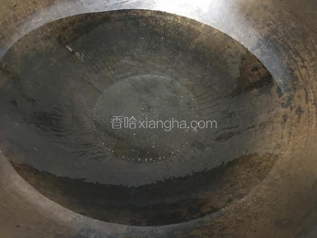 油锅倒入适量食用油；