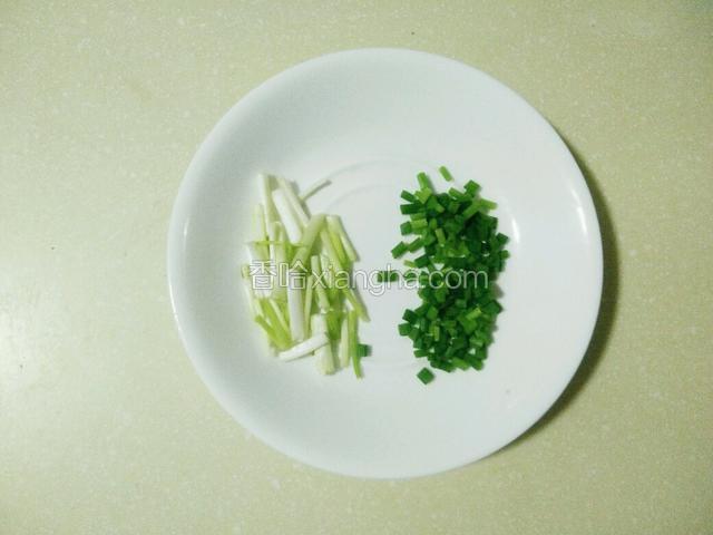 将葱洗净，葱白切段，葱叶切碎，如图
