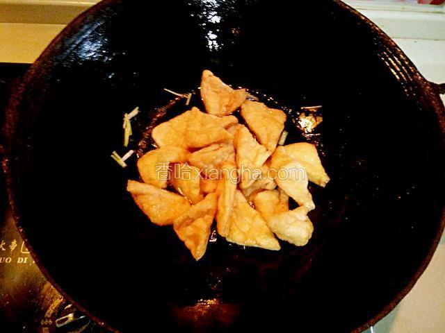 倒入油豆腐煸炒片刻