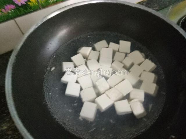 锅中放水烧开，下豆腐焯两分钟捞出。