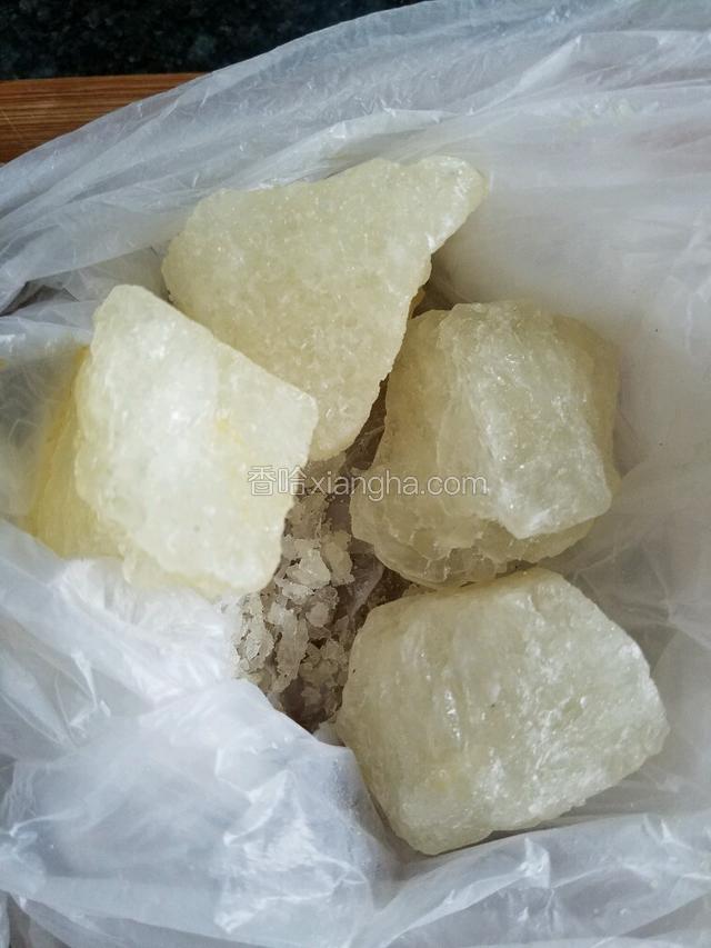 慢火一小时后加入备好的冰糖，再煮开后换小火慢煮30分钟即可。