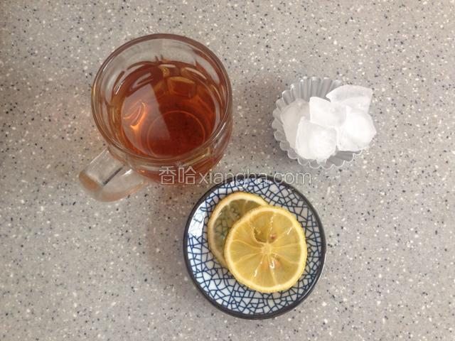 准备食材。开水冲泡红茶，滤除茶叶冷却备用
