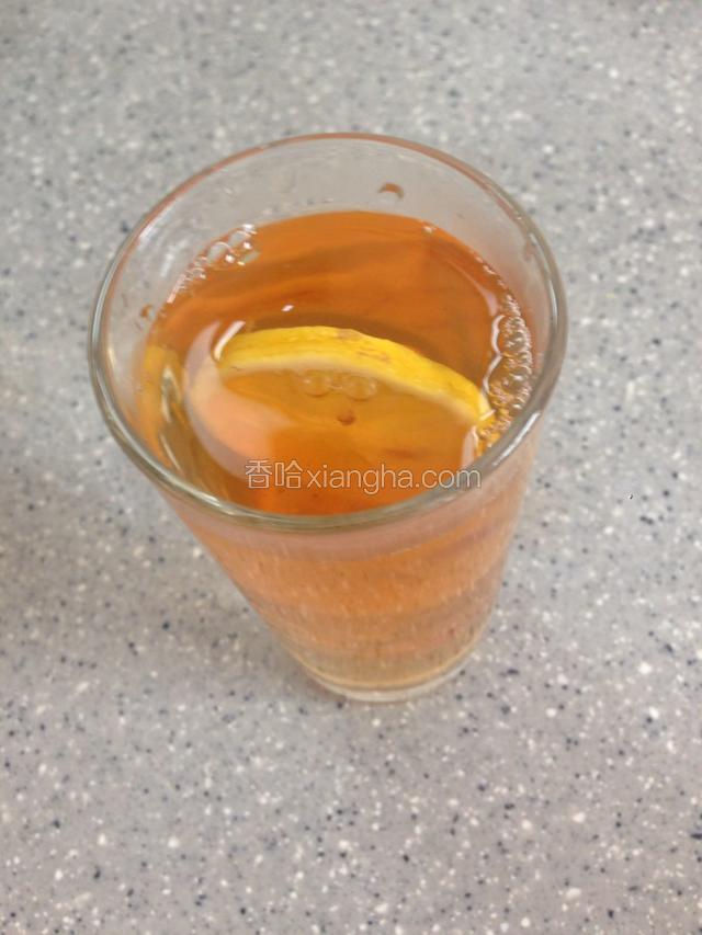 准备一个水杯，放入柠檬片，倒入红茶，调入蜂蜜搅匀