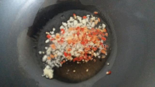 辣椒与蒜蓉爆香铲出