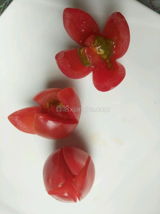圣女果顶端切十字花刀，然后一片一片把它分离开就变成了漂亮的圣女果花（如下图）