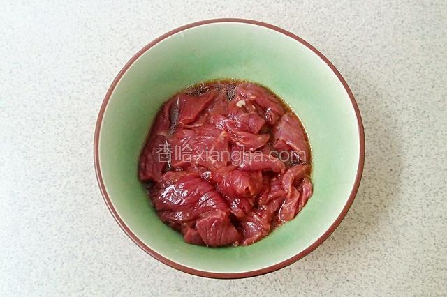 牛肉切薄片，加适量生抽花生油抓匀腌制半个小时。