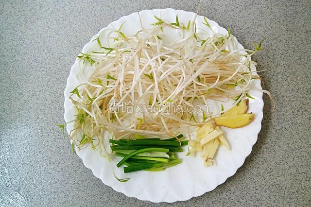 准备豆芽，葱姜蒜。
