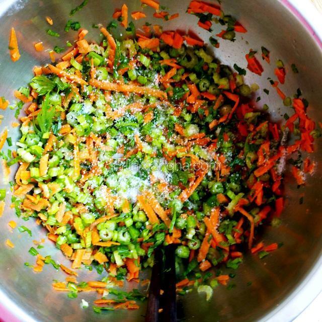 胡萝卜和芹菜加入适量盐搅均