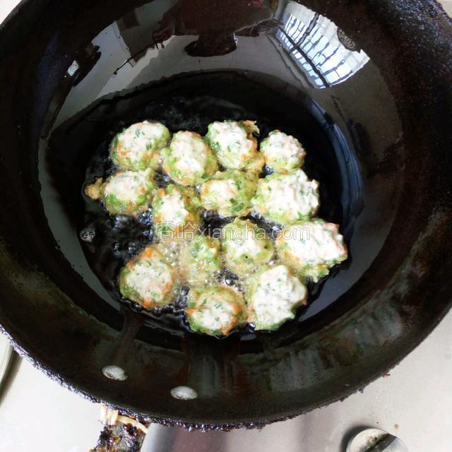 锅内热油，用勺子一个一个的把糊糊舀到热油里