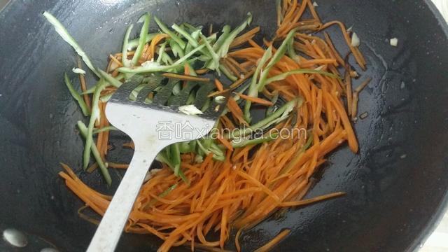 炒软之后加入青椒丝继续翻炒，加适量盐与鸡粉